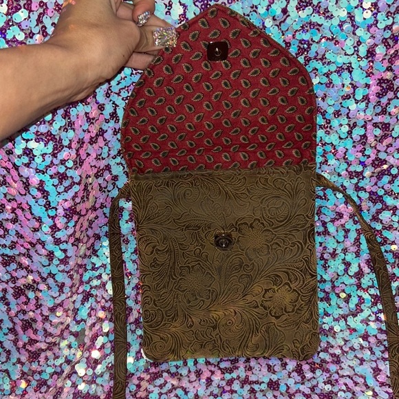 Elegant Brown Embossed Shoulder Bag - Picture 5 of 6